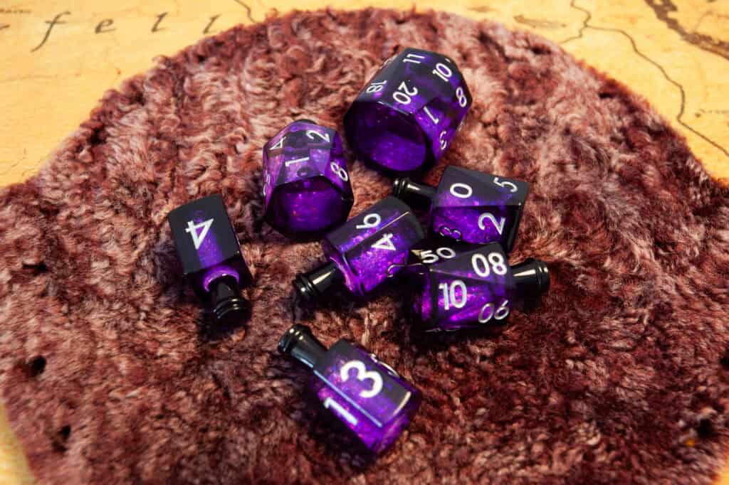 Fioles arcaniques violettes avec numérotation sur un tapis en peluche.