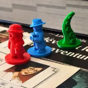 Figurines en plastique rouge et bleue avec un tentacule vert à côté.