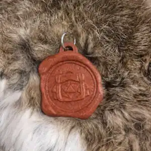 Porte-clés avec sceau et motif gravé.